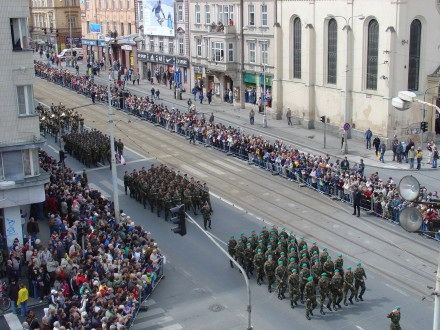 V sobotu od 11:00 hod. probíhala na Klatovské tř. přehlídka vojenské techniky nejenom 2. Světové války, ale i té současné. Historickými vozidly se tradičně svezli i veterání - většina z nich byla velmi dojatá přízní Plzeňanů.