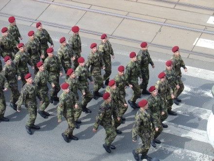 V sobotu od 11:00 hod. probíhala na Klatovské tř. přehlídka vojenské techniky nejenom 2. Světové války, ale i té současné. Historickými vozidly se tradičně svezli i veterání - většina z nich byla velmi dojatá přízní Plzeňanů.