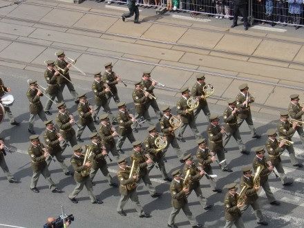 V sobotu od 11:00 hod. probíhala na Klatovské tř. přehlídka vojenské techniky nejenom 2. Světové války, ale i té současné. Historickými vozidly se tradičně svezli i veterání - většina z nich byla velmi dojatá přízní Plzeňanů.