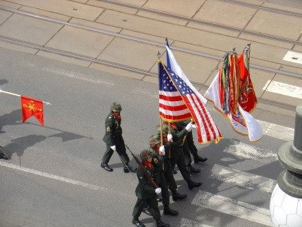 V sobotu od 11:00 hod. probíhala na Klatovské tř. přehlídka vojenské techniky nejenom 2. Světové války, ale i té současné. Historickými vozidly se tradičně svezli i veterání - většina z nich byla velmi dojatá přízní Plzeňanů.