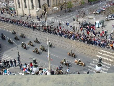 V sobotu od 11:00 hod. probíhala na Klatovské tř. přehlídka vojenské techniky nejenom 2. Světové války, ale i té současné. Historickými vozidly se tradičně svezli i veterání - většina z nich byla velmi dojatá přízní Plzeňanů.