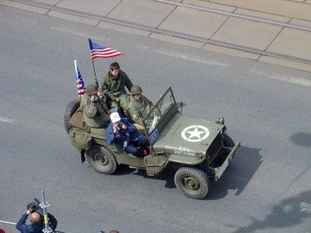 V sobotu od 11:00 hod. probíhala na Klatovské tř. přehlídka vojenské techniky nejenom 2. Světové války, ale i té současné. Historickými vozidly se tradičně svezli i veterání - většina z nich byla velmi dojatá přízní Plzeňanů.