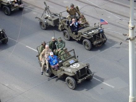 V sobotu od 11:00 hod. probíhala na Klatovské tř. přehlídka vojenské techniky nejenom 2. Světové války, ale i té současné. Historickými vozidly se tradičně svezli i veterání - většina z nich byla velmi dojatá přízní Plzeňanů.