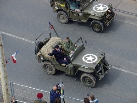 V sobotu od 11:00 hod. probíhala na Klatovské tř. přehlídka vojenské techniky nejenom 2. Světové války, ale i té současné. Historickými vozidly se tradičně svezli i veterání - většina z nich byla velmi dojatá přízní Plzeňanů.