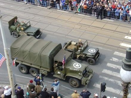 V sobotu od 11:00 hod. probíhala na Klatovské tř. přehlídka vojenské techniky nejenom 2. Světové války, ale i té současné. Historickými vozidly se tradičně svezli i veterání - většina z nich byla velmi dojatá přízní Plzeňanů.