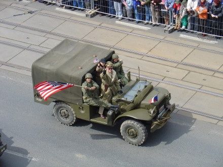 V sobotu od 11:00 hod. probíhala na Klatovské tř. přehlídka vojenské techniky nejenom 2. Světové války, ale i té současné. Historickými vozidly se tradičně svezli i veterání - většina z nich byla velmi dojatá přízní Plzeňanů.