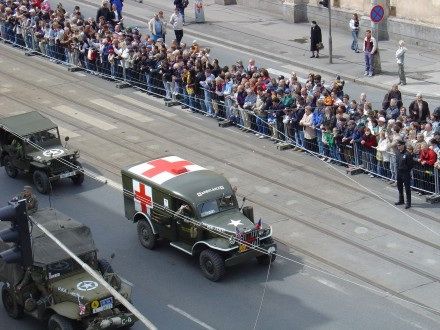 V sobotu od 11:00 hod. probíhala na Klatovské tř. přehlídka vojenské techniky nejenom 2. Světové války, ale i té současné. Historickými vozidly se tradičně svezli i veterání - většina z nich byla velmi dojatá přízní Plzeňanů.