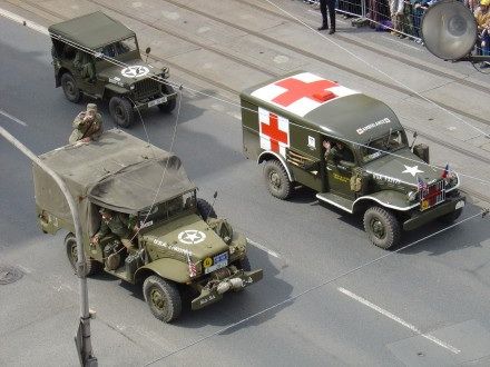 V sobotu od 11:00 hod. probíhala na Klatovské tř. přehlídka vojenské techniky nejenom 2. Světové války, ale i té současné. Historickými vozidly se tradičně svezli i veterání - většina z nich byla velmi dojatá přízní Plzeňanů.