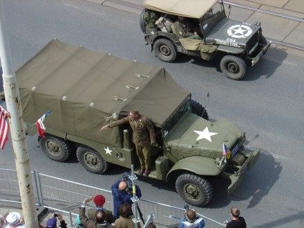 V sobotu od 11:00 hod. probíhala na Klatovské tř. přehlídka vojenské techniky nejenom 2. Světové války, ale i té současné. Historickými vozidly se tradičně svezli i veterání - většina z nich byla velmi dojatá přízní Plzeňanů.