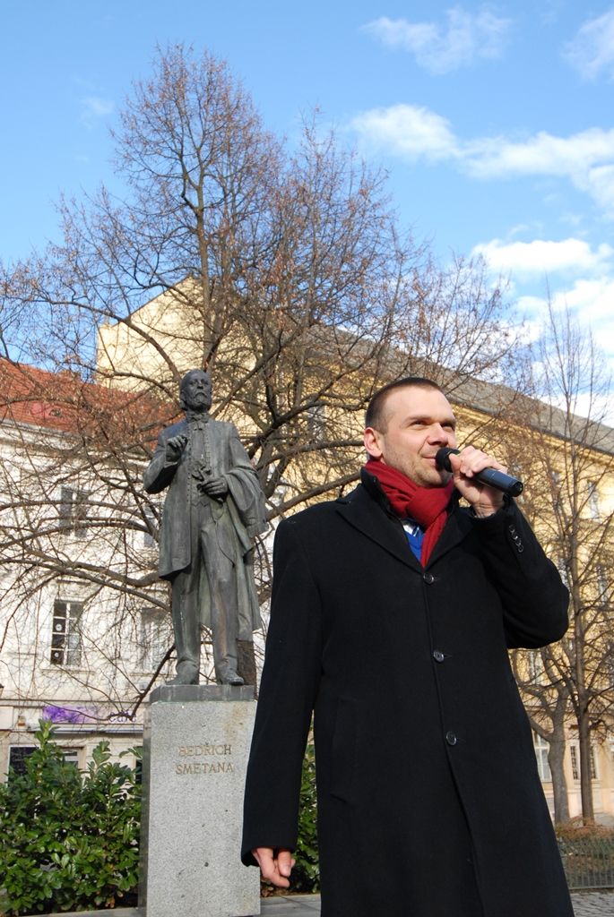 Prologem 35. ročníku mezinárodního festivalu Smetanovské dny, který začne dnes (2.3.2015) slavnostním koncertem Staatskapelle Weimar v Měšťanské besedě, se stalo vzpomínkové setkání u pomníku Bedřicha Smetany v Kopeckého sadech. Připomenuto tak bylo 191. výročí narození světoznámého hudebního skladatele, který v letech 1840 až 1843 pobýval v Plzni.