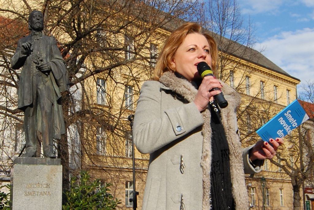 Prologem 35. ročníku mezinárodního festivalu Smetanovské dny, který začne dnes (2.3.2015) slavnostním koncertem Staatskapelle Weimar v Měšťanské besedě, se stalo vzpomínkové setkání u pomníku Bedřicha Smetany v Kopeckého sadech. Připomenuto tak bylo 191. výročí narození světoznámého hudebního skladatele, který v letech 1840 až 1843 pobýval v Plzni.