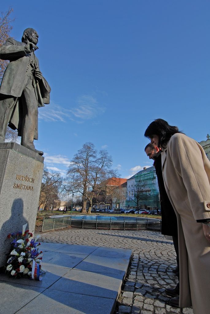 Prologem 35. ročníku mezinárodního festivalu Smetanovské dny, který začne dnes (2.3.2015) slavnostním koncertem Staatskapelle Weimar v Měšťanské besedě, se stalo vzpomínkové setkání u pomníku Bedřicha Smetany v Kopeckého sadech. Připomenuto tak bylo 191. výročí narození světoznámého hudebního skladatele, který v letech 1840 až 1843 pobýval v Plzni.