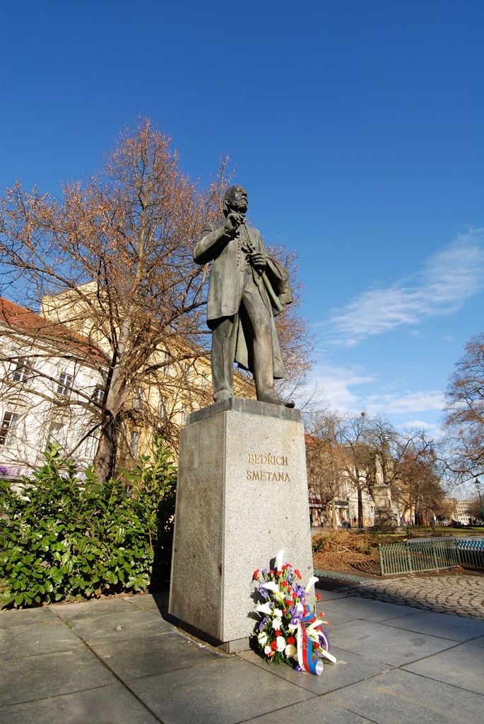Prologem 35. ročníku mezinárodního festivalu Smetanovské dny, který začne dnes (2.3.2015) slavnostním koncertem Staatskapelle Weimar v Měšťanské besedě, se stalo vzpomínkové setkání u pomníku Bedřicha Smetany v Kopeckého sadech. Připomenuto tak bylo 191. výročí narození světoznámého hudebního skladatele, který v letech 1840 až 1843 pobýval v Plzni.