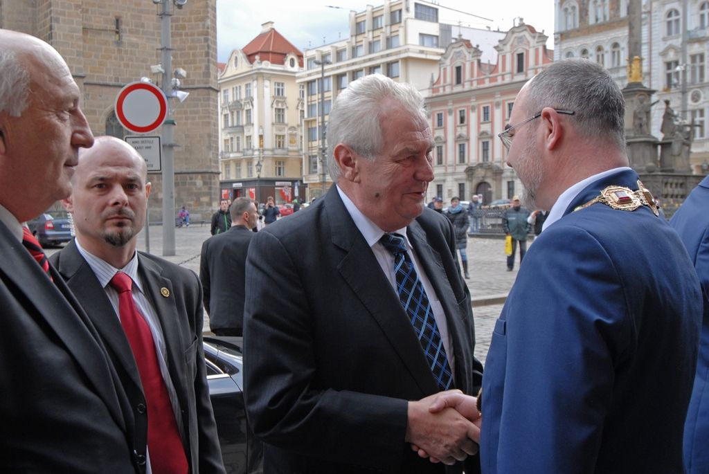 S nově postaveným divadlem, zprovozněnou základnou městských dopravních podniků  i s  projektem Plzně jako Evropského hlavního města kultury seznámil dnes (4.3.2015) primátor města Plzně Martin Zrzavecký prezidenta republiky Miloše Zemana. Ten do Plzně zavítal v rámci třídenní návštěvy regionu, na radnici přijel odpoledne v doprovodu hejtmana Plzeňského kraje Václava Šlajse.
