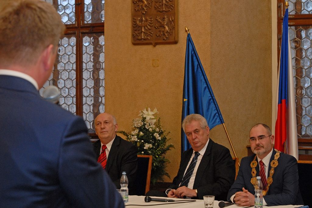 S nově postaveným divadlem, zprovozněnou základnou městských dopravních podniků  i s  projektem Plzně jako Evropského hlavního města kultury seznámil dnes (4.3.2015) primátor města Plzně Martin Zrzavecký prezidenta republiky Miloše Zemana. Ten do Plzně zavítal v rámci třídenní návštěvy regionu, na radnici přijel odpoledne v doprovodu hejtmana Plzeňského kraje Václava Šlajse.
