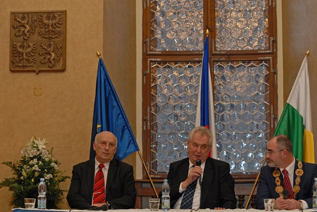 S nově postaveným divadlem, zprovozněnou základnou městských dopravních podniků  i s  projektem Plzně jako Evropského hlavního města kultury seznámil dnes (4.3.2015) primátor města Plzně Martin Zrzavecký prezidenta republiky Miloše Zemana. Ten do Plzně zavítal v rámci třídenní návštěvy regionu, na radnici přijel odpoledne v doprovodu hejtmana Plzeňského kraje Václava Šlajse.