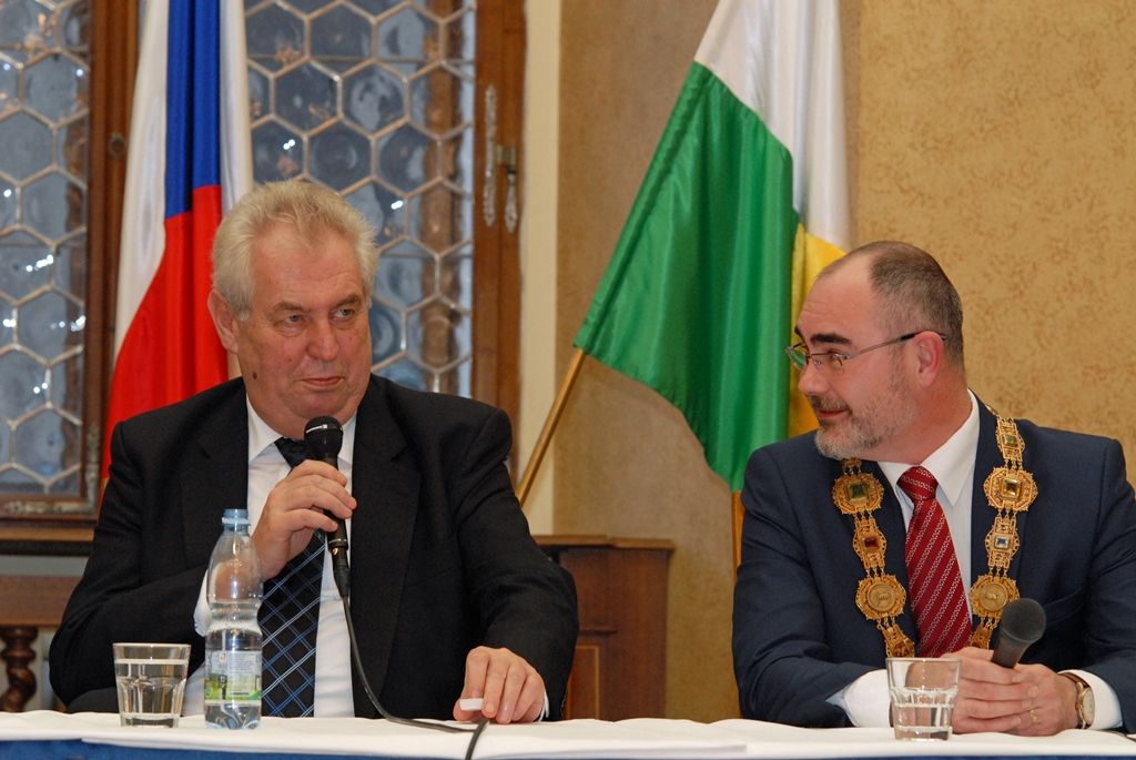 S nově postaveným divadlem, zprovozněnou základnou městských dopravních podniků  i s  projektem Plzně jako Evropského hlavního města kultury seznámil dnes (4.3.2015) primátor města Plzně Martin Zrzavecký prezidenta republiky Miloše Zemana. Ten do Plzně zavítal v rámci třídenní návštěvy regionu, na radnici přijel odpoledne v doprovodu hejtmana Plzeňského kraje Václava Šlajse.