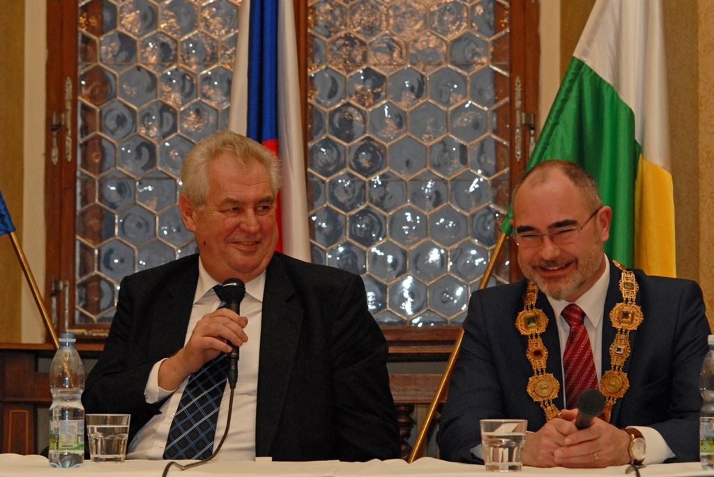 S nově postaveným divadlem, zprovozněnou základnou městských dopravních podniků  i s  projektem Plzně jako Evropského hlavního města kultury seznámil dnes (4.3.2015) primátor města Plzně Martin Zrzavecký prezidenta republiky Miloše Zemana. Ten do Plzně zavítal v rámci třídenní návštěvy regionu, na radnici přijel odpoledne v doprovodu hejtmana Plzeňského kraje Václava Šlajse.