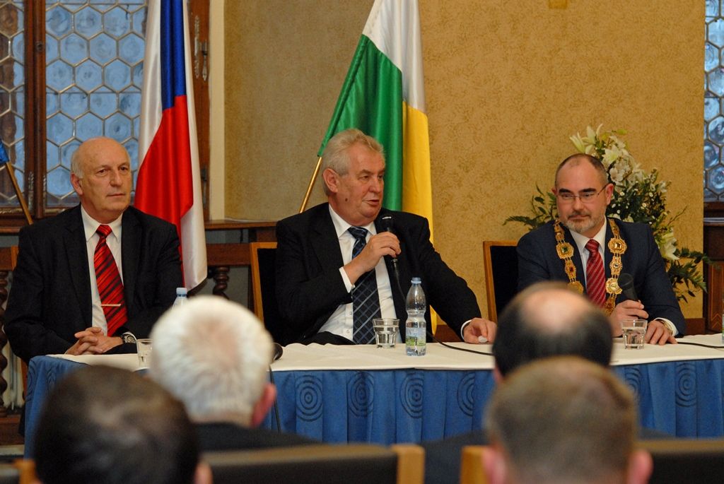 S nově postaveným divadlem, zprovozněnou základnou městských dopravních podniků  i s  projektem Plzně jako Evropského hlavního města kultury seznámil dnes (4.3.2015) primátor města Plzně Martin Zrzavecký prezidenta republiky Miloše Zemana. Ten do Plzně zavítal v rámci třídenní návštěvy regionu, na radnici přijel odpoledne v doprovodu hejtmana Plzeňského kraje Václava Šlajse.