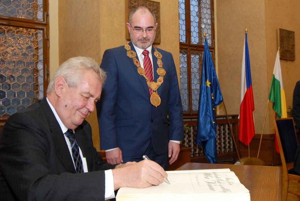 S nově postaveným divadlem, zprovozněnou základnou městských dopravních podniků  i s  projektem Plzně jako Evropského hlavního města kultury seznámil dnes (4.3.2015) primátor města Plzně Martin Zrzavecký prezidenta republiky Miloše Zemana. Ten do Plzně zavítal v rámci třídenní návštěvy regionu, na radnici přijel odpoledne v doprovodu hejtmana Plzeňského kraje Václava Šlajse.