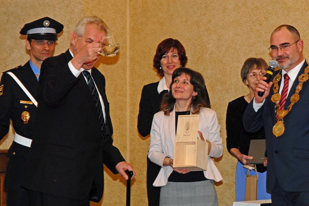 S nově postaveným divadlem, zprovozněnou základnou městských dopravních podniků  i s  projektem Plzně jako Evropského hlavního města kultury seznámil dnes (4.3.2015) primátor města Plzně Martin Zrzavecký prezidenta republiky Miloše Zemana. Ten do Plzně zavítal v rámci třídenní návštěvy regionu, na radnici přijel odpoledne v doprovodu hejtmana Plzeňského kraje Václava Šlajse.