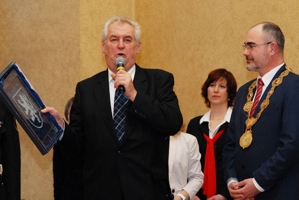 S nově postaveným divadlem, zprovozněnou základnou městských dopravních podniků  i s  projektem Plzně jako Evropského hlavního města kultury seznámil dnes (4.3.2015) primátor města Plzně Martin Zrzavecký prezidenta republiky Miloše Zemana. Ten do Plzně zavítal v rámci třídenní návštěvy regionu, na radnici přijel odpoledne v doprovodu hejtmana Plzeňského kraje Václava Šlajse.