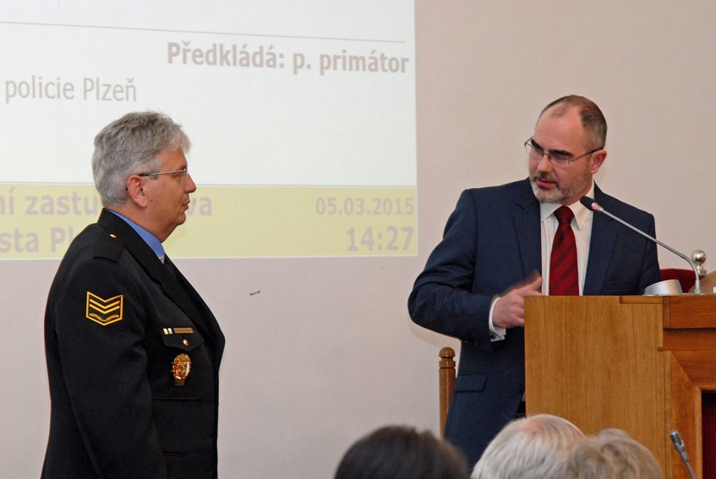 Novým velitelem Městské policie Plzeň bude od 1. dubna 2015 Karel Mach, jenž dosud působil jako její inspekční strážník a u městské policie pracuje 22 let. Jmenování dnes odsouhlasili zastupitelé. Osmačtyřicetiletý Mach chce v nové funkci dosáhnout toho, aby byla městská policie vnímána jako garant bezpečí a partner občanů města, v koncepci navrhuje zefektivnit činnosti organizace jako celku a prohloubit spolupráci s orgány veřejné správy a neziskovým sektorem na území města. Městská policie Plzeň má kolem 300 zaměstnanců, z toho je 250 strážníků. (foto: 5.3.2015)