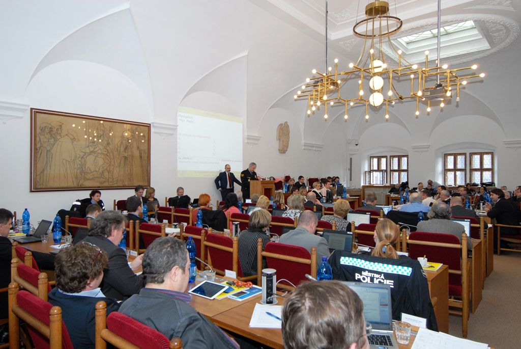 Novým velitelem Městské policie Plzeň bude od 1. dubna 2015 Karel Mach, jenž dosud působil jako její inspekční strážník a u městské policie pracuje 22 let. Jmenování dnes odsouhlasili zastupitelé. Osmačtyřicetiletý Mach chce v nové funkci dosáhnout toho, aby byla městská policie vnímána jako garant bezpečí a partner občanů města, v koncepci navrhuje zefektivnit činnosti organizace jako celku a prohloubit spolupráci s orgány veřejné správy a neziskovým sektorem na území města. Městská policie Plzeň má kolem 300 zaměstnanců, z toho je 250 strážníků. (foto: 5.3.2015)