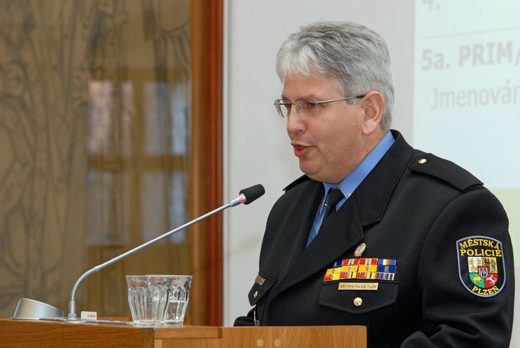 Novým velitelem Městské policie Plzeň bude od 1. dubna 2015 Karel Mach, jenž dosud působil jako její inspekční strážník a u městské policie pracuje 22 let. Jmenování dnes odsouhlasili zastupitelé. Osmačtyřicetiletý Mach chce v nové funkci dosáhnout toho, aby byla městská policie vnímána jako garant bezpečí a partner občanů města, v koncepci navrhuje zefektivnit činnosti organizace jako celku a prohloubit spolupráci s orgány veřejné správy a neziskovým sektorem na území města. Městská policie Plzeň má kolem 300 zaměstnanců, z toho je 250 strážníků. (foto: 5.3.2015)