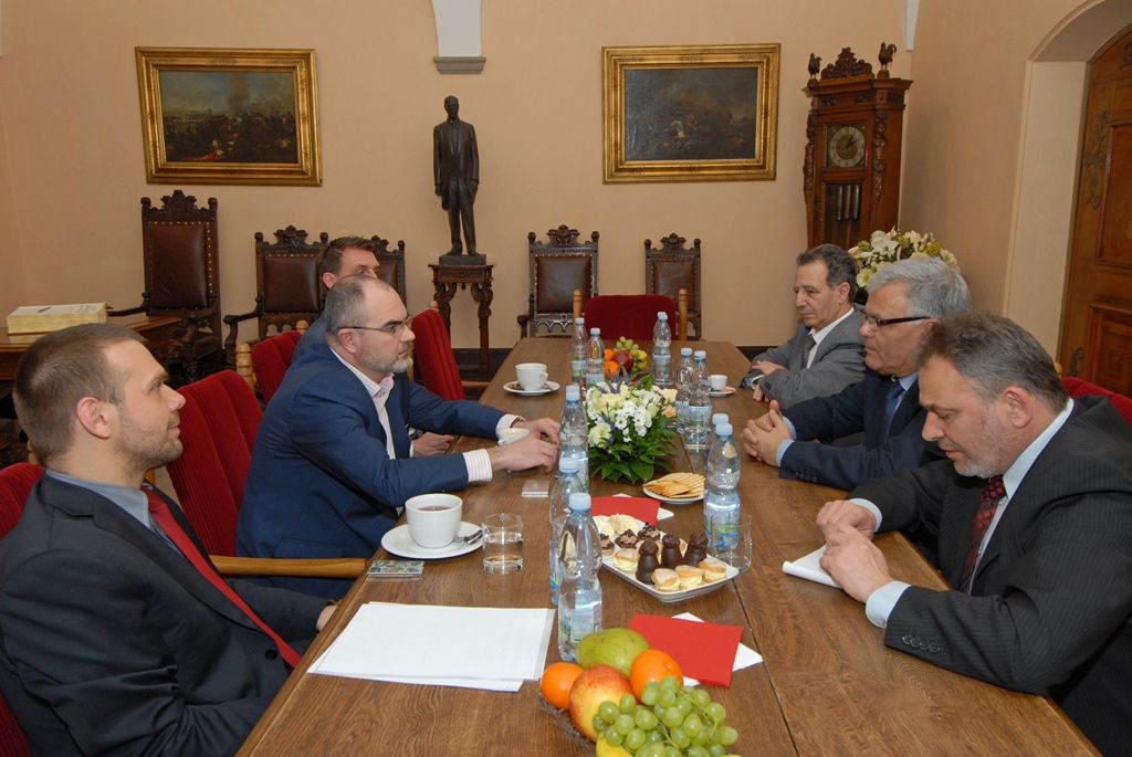 Velvyslanec Palestiny v České republice Chálid al-Atraš navštívil dnes (6.3.2015) plzeňskou radnici, na setkání s primátorem města Martinem Zrzaveckým, prvním náměstkem Martinem Baxou a ředitelem společnosti Plzeň 2015 Jiřím Suchánkem vyjádřil mimo jiné zájem posílit spolupráci a vztahy mezi palestinskými a českými městy.