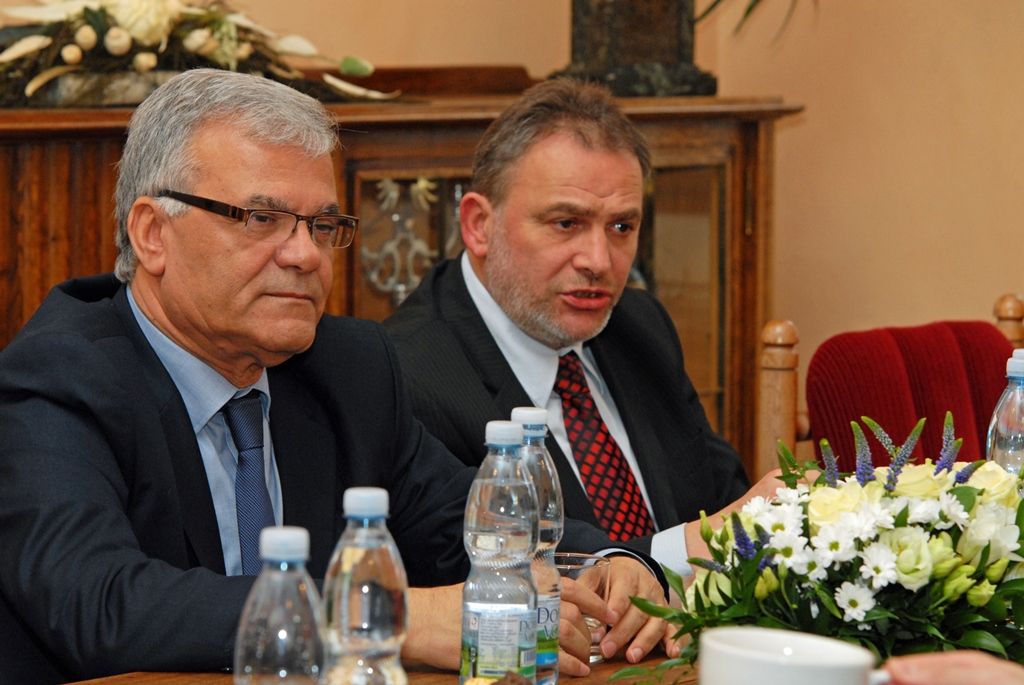 Velvyslanec Palestiny v České republice Chálid al-Atraš navštívil dnes (6.3.2015) plzeňskou radnici, na setkání s primátorem města Martinem Zrzaveckým, prvním náměstkem Martinem Baxou a ředitelem společnosti Plzeň 2015 Jiřím Suchánkem vyjádřil mimo jiné zájem posílit spolupráci a vztahy mezi palestinskými a českými městy.