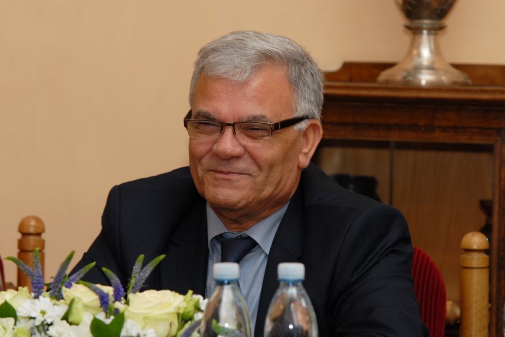 Velvyslanec Palestiny v České republice Chálid al-Atraš navštívil dnes (6.3.2015) plzeňskou radnici, na setkání s primátorem města Martinem Zrzaveckým, prvním náměstkem Martinem Baxou a ředitelem společnosti Plzeň 2015 Jiřím Suchánkem vyjádřil mimo jiné zájem posílit spolupráci a vztahy mezi palestinskými a českými městy.