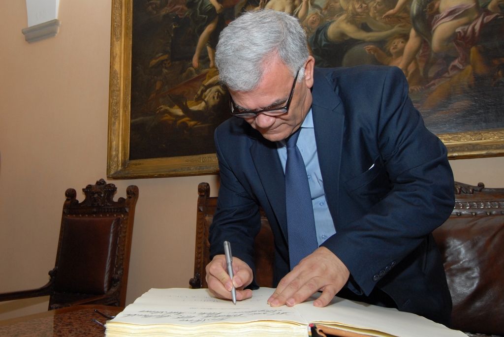 Velvyslanec Palestiny v České republice Chálid al-Atraš navštívil dnes (6.3.2015) plzeňskou radnici, na setkání s primátorem města Martinem Zrzaveckým, prvním náměstkem Martinem Baxou a ředitelem společnosti Plzeň 2015 Jiřím Suchánkem vyjádřil mimo jiné zájem posílit spolupráci a vztahy mezi palestinskými a českými městy.