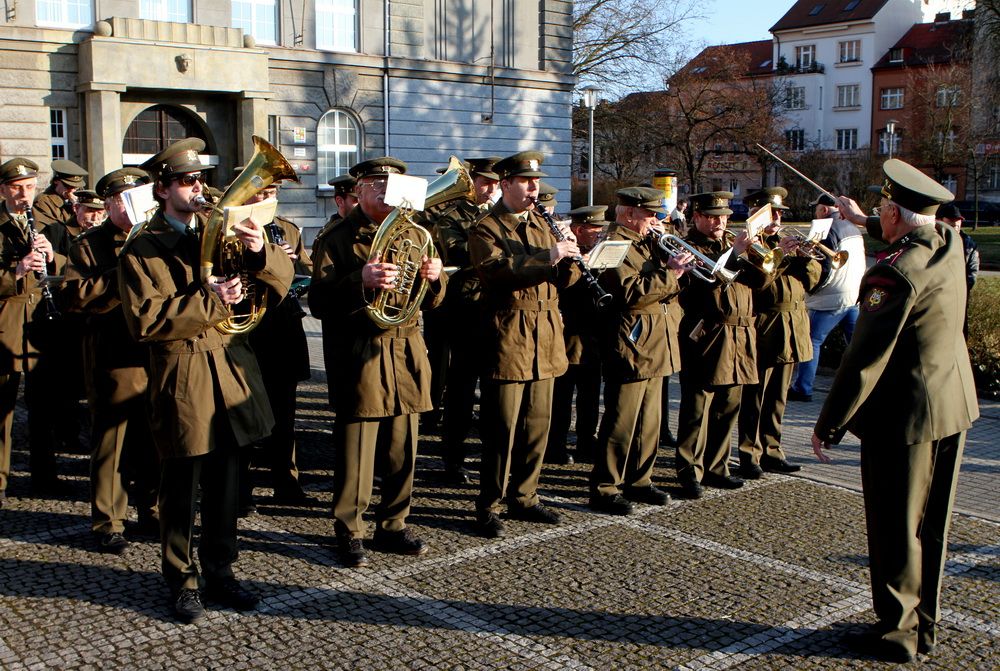 Především za humanistu, bytostného demokrata, vizionáře a také odvážného muže označil Tomáše Garrigua Masaryka první náměstek plzeňského primátora Martin Baxa. Svůj proslov věnovaný prvnímu československému prezidentovi pronesl v sobotu v Plzni, a to během pietního aktu u příležitosti 165. výročí Masarykova narození. Setkání se zúčastnil také náměstek pro oblast dopravy a životního prostředí Petr Náhlík. (foto: I. Štefko, 7.3.2015)