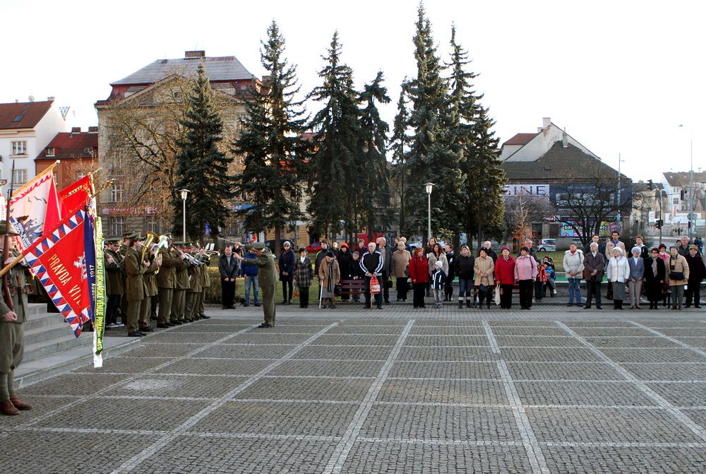 Především za humanistu, bytostného demokrata, vizionáře a také odvážného muže označil Tomáše Garrigua Masaryka první náměstek plzeňského primátora Martin Baxa. Svůj proslov věnovaný prvnímu československému prezidentovi pronesl v sobotu v Plzni, a to během pietního aktu u příležitosti 165. výročí Masarykova narození. Setkání se zúčastnil také náměstek pro oblast dopravy a životního prostředí Petr Náhlík. (foto: I. Štefko, 7.3.2015)