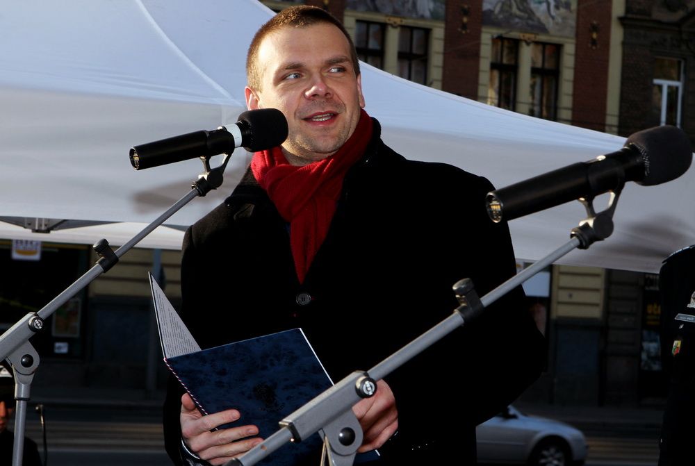 Především za humanistu, bytostného demokrata, vizionáře a také odvážného muže označil Tomáše Garrigua Masaryka první náměstek plzeňského primátora Martin Baxa. Svůj proslov věnovaný prvnímu československému prezidentovi pronesl v sobotu v Plzni, a to během pietního aktu u příležitosti 165. výročí Masarykova narození. Setkání se zúčastnil také náměstek pro oblast dopravy a životního prostředí Petr Náhlík. (foto: I. Štefko, 7.3.2015)