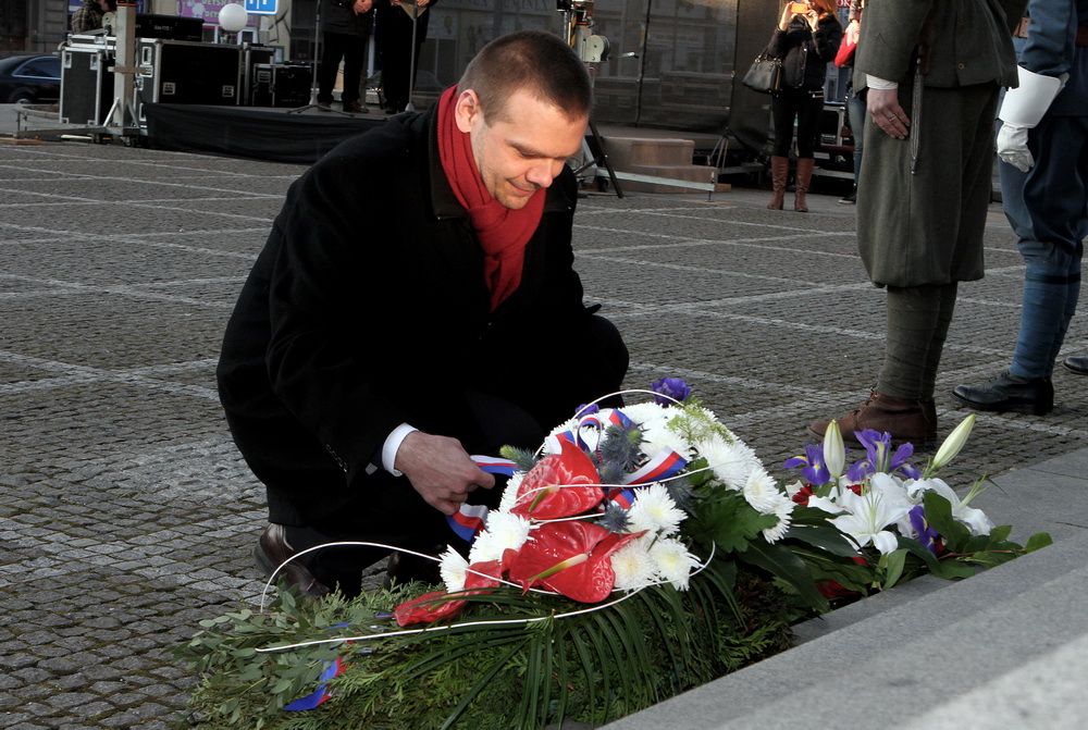 Především za humanistu, bytostného demokrata, vizionáře a také odvážného muže označil Tomáše Garrigua Masaryka první náměstek plzeňského primátora Martin Baxa. Svůj proslov věnovaný prvnímu československému prezidentovi pronesl v sobotu v Plzni, a to během pietního aktu u příležitosti 165. výročí Masarykova narození. Setkání se zúčastnil také náměstek pro oblast dopravy a životního prostředí Petr Náhlík. (foto: I. Štefko, 7.3.2015)