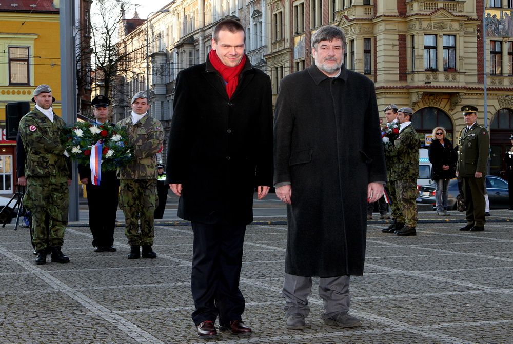 Především za humanistu, bytostného demokrata, vizionáře a také odvážného muže označil Tomáše Garrigua Masaryka první náměstek plzeňského primátora Martin Baxa. Svůj proslov věnovaný prvnímu československému prezidentovi pronesl v sobotu v Plzni, a to během pietního aktu u příležitosti 165. výročí Masarykova narození. Setkání se zúčastnil také náměstek pro oblast dopravy a životního prostředí Petr Náhlík. (foto: I. Štefko, 7.3.2015)