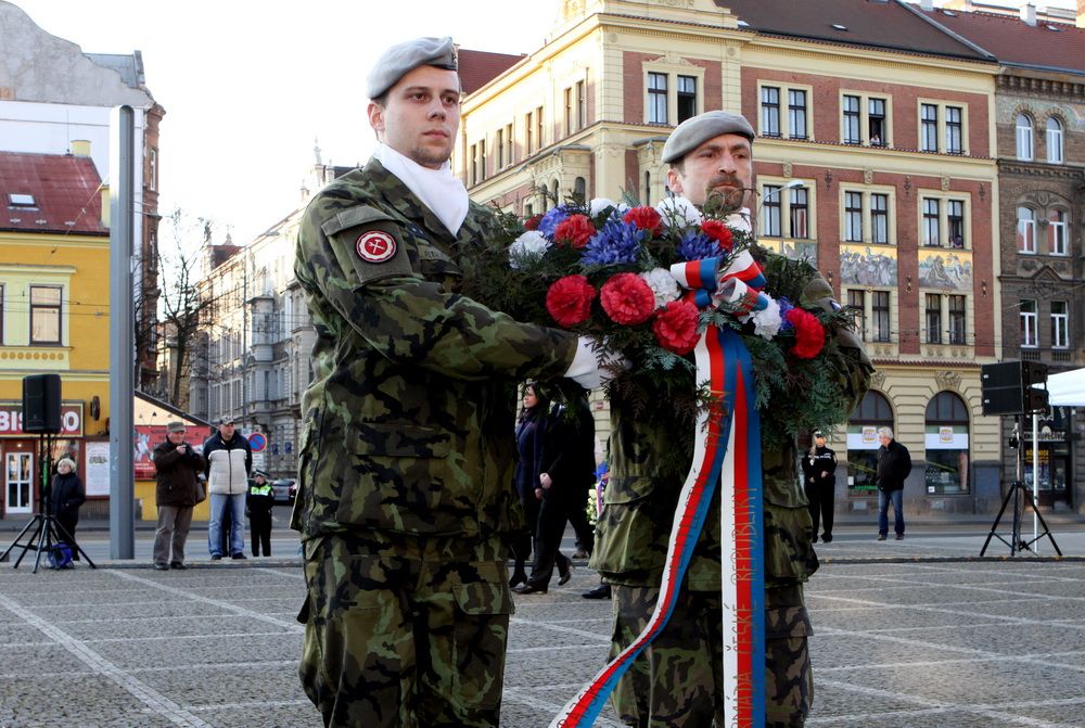 Především za humanistu, bytostného demokrata, vizionáře a také odvážného muže označil Tomáše Garrigua Masaryka první náměstek plzeňského primátora Martin Baxa. Svůj proslov věnovaný prvnímu československému prezidentovi pronesl v sobotu v Plzni, a to během pietního aktu u příležitosti 165. výročí Masarykova narození. Setkání se zúčastnil také náměstek pro oblast dopravy a životního prostředí Petr Náhlík. (foto: I. Štefko, 7.3.2015)