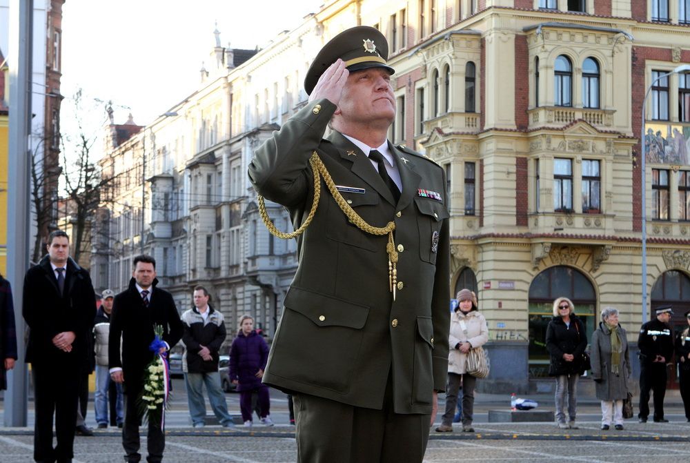 Především za humanistu, bytostného demokrata, vizionáře a také odvážného muže označil Tomáše Garrigua Masaryka první náměstek plzeňského primátora Martin Baxa. Svůj proslov věnovaný prvnímu československému prezidentovi pronesl v sobotu v Plzni, a to během pietního aktu u příležitosti 165. výročí Masarykova narození. Setkání se zúčastnil také náměstek pro oblast dopravy a životního prostředí Petr Náhlík. (foto: I. Štefko, 7.3.2015)
