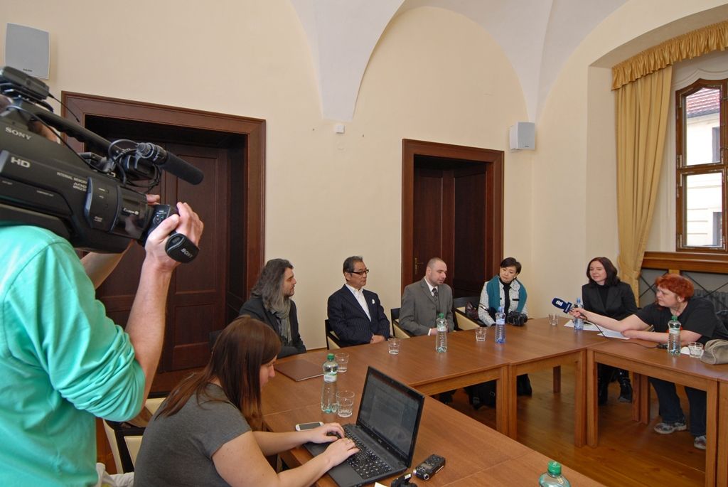 O televizním i filmovém průmyslu a jejich rolích v dnešní společnosti, důležitosti komunikace nebo o hledání historických prvků v moderních městech diskutovali primátor města Martin Zrzavecký a japonský oscarový režisér Yōjirō Takita. Ten vůbec poprvé přiletěl do České republiky u příležitosti 8. ročníku festivalu japonských filmů a kultury Eigasai 2015 – Plzeňský prolog, který je součástí významného mezinárodního projektu Japan Fest 2015, jedním z pilířů projektu Plzeň – Evropské hlavní město kultury 2015. (foto: 10.3.2015)