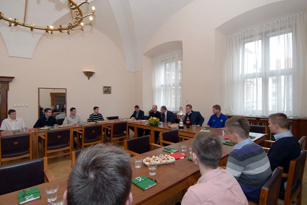 Hráčům a členům sportovního klubu INDOSS Plzeň poděkovali za získání bronzové medaile z mistrovství republiky ve futsalu a za reprezentaci města primátor Martin Zrzavecký, náměstek Pavel Kotas a radní Michal Dvořák. Setkání s juniorským týmem, který zvítězil v hektickém závěru hry, a stal se tak třetím nejlepším celkem v republice a nejlepším ze západní skupiny 1. juniorské ligy, se uskutečnilo dnes na radnici za velmi příjemné atmosféry. Během diskuse se vedení města zajímalo o tréninky a přípravu před jednotlivými zápasy, pravidla futsalu nebo o další cíle hráčů. Někteří z nich by mohli být vybráni i do přípravy reprezentačního celku do 19 let. Přítomní se shodli na tom, že díky sportovním pravidlům se hráči naučí respektovat určitý řád v životě i kolektivu. Důležité je myslet na budoucnost a kromě sportu se věnovat také škole a vzdělávání. (foto: 11.3.2015)