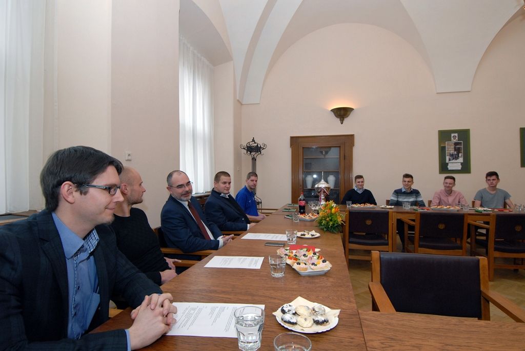 Hráčům a členům sportovního klubu INDOSS Plzeň poděkovali za získání bronzové medaile z mistrovství republiky ve futsalu a za reprezentaci města primátor Martin Zrzavecký, náměstek Pavel Kotas a radní Michal Dvořák. Setkání s juniorským týmem, který zvítězil v hektickém závěru hry, a stal se tak třetím nejlepším celkem v republice a nejlepším ze západní skupiny 1. juniorské ligy, se uskutečnilo dnes na radnici za velmi příjemné atmosféry. Během diskuse se vedení města zajímalo o tréninky a přípravu před jednotlivými zápasy, pravidla futsalu nebo o další cíle hráčů. Někteří z nich by mohli být vybráni i do přípravy reprezentačního celku do 19 let. Přítomní se shodli na tom, že díky sportovním pravidlům se hráči naučí respektovat určitý řád v životě i kolektivu. Důležité je myslet na budoucnost a kromě sportu se věnovat také škole a vzdělávání. (foto: 11.3.2015)