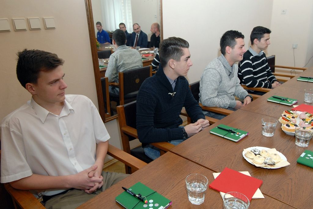 Hráčům a členům sportovního klubu INDOSS Plzeň poděkovali za získání bronzové medaile z mistrovství republiky ve futsalu a za reprezentaci města primátor Martin Zrzavecký, náměstek Pavel Kotas a radní Michal Dvořák. Setkání s juniorským týmem, který zvítězil v hektickém závěru hry, a stal se tak třetím nejlepším celkem v republice a nejlepším ze západní skupiny 1. juniorské ligy, se uskutečnilo dnes na radnici za velmi příjemné atmosféry. Během diskuse se vedení města zajímalo o tréninky a přípravu před jednotlivými zápasy, pravidla futsalu nebo o další cíle hráčů. Někteří z nich by mohli být vybráni i do přípravy reprezentačního celku do 19 let. Přítomní se shodli na tom, že díky sportovním pravidlům se hráči naučí respektovat určitý řád v životě i kolektivu. Důležité je myslet na budoucnost a kromě sportu se věnovat také škole a vzdělávání. (foto: 11.3.2015)