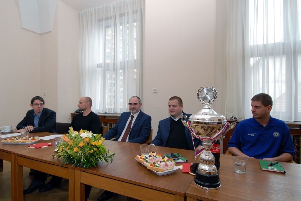 Hráčům a členům sportovního klubu INDOSS Plzeň poděkovali za získání bronzové medaile z mistrovství republiky ve futsalu a za reprezentaci města primátor Martin Zrzavecký, náměstek Pavel Kotas a radní Michal Dvořák. Setkání s juniorským týmem, který zvítězil v hektickém závěru hry, a stal se tak třetím nejlepším celkem v republice a nejlepším ze západní skupiny 1. juniorské ligy, se uskutečnilo dnes na radnici za velmi příjemné atmosféry. Během diskuse se vedení města zajímalo o tréninky a přípravu před jednotlivými zápasy, pravidla futsalu nebo o další cíle hráčů. Někteří z nich by mohli být vybráni i do přípravy reprezentačního celku do 19 let. Přítomní se shodli na tom, že díky sportovním pravidlům se hráči naučí respektovat určitý řád v životě i kolektivu. Důležité je myslet na budoucnost a kromě sportu se věnovat také škole a vzdělávání. (foto: 11.3.2015)