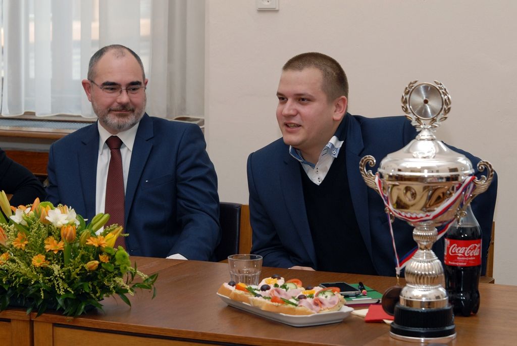 Hráčům a členům sportovního klubu INDOSS Plzeň poděkovali za získání bronzové medaile z mistrovství republiky ve futsalu a za reprezentaci města primátor Martin Zrzavecký, náměstek Pavel Kotas a radní Michal Dvořák. Setkání s juniorským týmem, který zvítězil v hektickém závěru hry, a stal se tak třetím nejlepším celkem v republice a nejlepším ze západní skupiny 1. juniorské ligy, se uskutečnilo dnes na radnici za velmi příjemné atmosféry. Během diskuse se vedení města zajímalo o tréninky a přípravu před jednotlivými zápasy, pravidla futsalu nebo o další cíle hráčů. Někteří z nich by mohli být vybráni i do přípravy reprezentačního celku do 19 let. Přítomní se shodli na tom, že díky sportovním pravidlům se hráči naučí respektovat určitý řád v životě i kolektivu. Důležité je myslet na budoucnost a kromě sportu se věnovat také škole a vzdělávání. (foto: 11.3.2015)