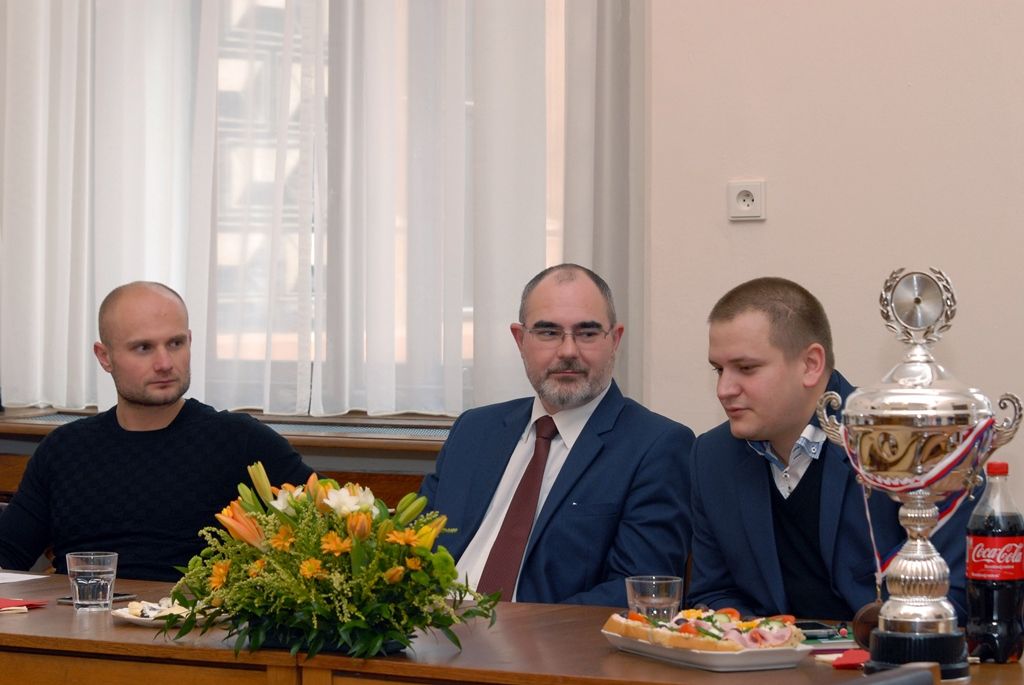 Hráčům a členům sportovního klubu INDOSS Plzeň poděkovali za získání bronzové medaile z mistrovství republiky ve futsalu a za reprezentaci města primátor Martin Zrzavecký, náměstek Pavel Kotas a radní Michal Dvořák. Setkání s juniorským týmem, který zvítězil v hektickém závěru hry, a stal se tak třetím nejlepším celkem v republice a nejlepším ze západní skupiny 1. juniorské ligy, se uskutečnilo dnes na radnici za velmi příjemné atmosféry. Během diskuse se vedení města zajímalo o tréninky a přípravu před jednotlivými zápasy, pravidla futsalu nebo o další cíle hráčů. Někteří z nich by mohli být vybráni i do přípravy reprezentačního celku do 19 let. Přítomní se shodli na tom, že díky sportovním pravidlům se hráči naučí respektovat určitý řád v životě i kolektivu. Důležité je myslet na budoucnost a kromě sportu se věnovat také škole a vzdělávání. (foto: 11.3.2015)