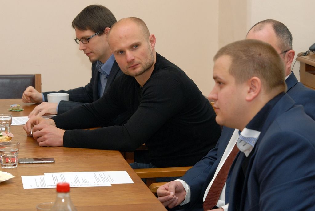 Hráčům a členům sportovního klubu INDOSS Plzeň poděkovali za získání bronzové medaile z mistrovství republiky ve futsalu a za reprezentaci města primátor Martin Zrzavecký, náměstek Pavel Kotas a radní Michal Dvořák. Setkání s juniorským týmem, který zvítězil v hektickém závěru hry, a stal se tak třetím nejlepším celkem v republice a nejlepším ze západní skupiny 1. juniorské ligy, se uskutečnilo dnes na radnici za velmi příjemné atmosféry. Během diskuse se vedení města zajímalo o tréninky a přípravu před jednotlivými zápasy, pravidla futsalu nebo o další cíle hráčů. Někteří z nich by mohli být vybráni i do přípravy reprezentačního celku do 19 let. Přítomní se shodli na tom, že díky sportovním pravidlům se hráči naučí respektovat určitý řád v životě i kolektivu. Důležité je myslet na budoucnost a kromě sportu se věnovat také škole a vzdělávání. (foto: 11.3.2015)