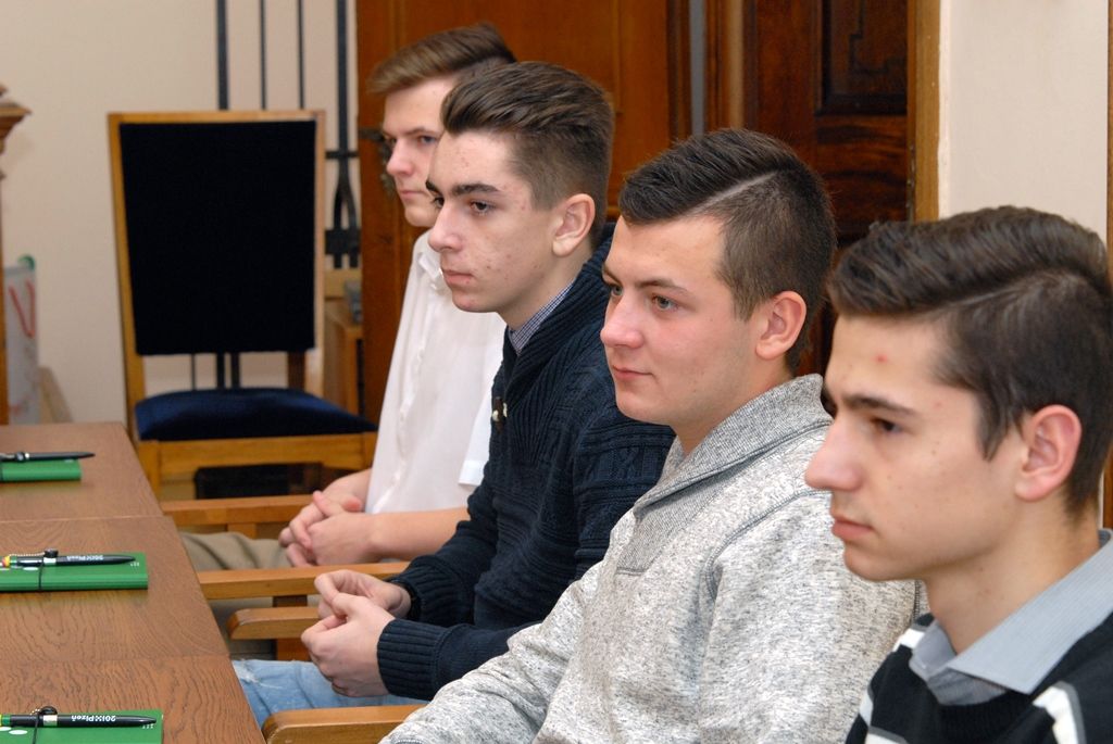 Hráčům a členům sportovního klubu INDOSS Plzeň poděkovali za získání bronzové medaile z mistrovství republiky ve futsalu a za reprezentaci města primátor Martin Zrzavecký, náměstek Pavel Kotas a radní Michal Dvořák. Setkání s juniorským týmem, který zvítězil v hektickém závěru hry, a stal se tak třetím nejlepším celkem v republice a nejlepším ze západní skupiny 1. juniorské ligy, se uskutečnilo dnes na radnici za velmi příjemné atmosféry. Během diskuse se vedení města zajímalo o tréninky a přípravu před jednotlivými zápasy, pravidla futsalu nebo o další cíle hráčů. Někteří z nich by mohli být vybráni i do přípravy reprezentačního celku do 19 let. Přítomní se shodli na tom, že díky sportovním pravidlům se hráči naučí respektovat určitý řád v životě i kolektivu. Důležité je myslet na budoucnost a kromě sportu se věnovat také škole a vzdělávání. (foto: 11.3.2015)