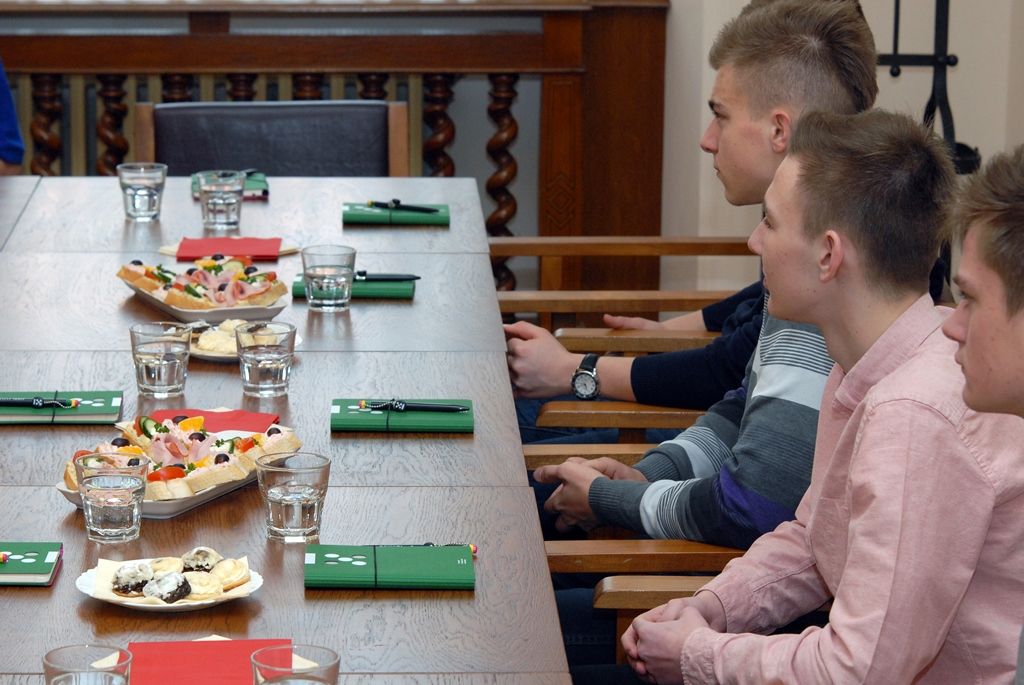 Hráčům a členům sportovního klubu INDOSS Plzeň poděkovali za získání bronzové medaile z mistrovství republiky ve futsalu a za reprezentaci města primátor Martin Zrzavecký, náměstek Pavel Kotas a radní Michal Dvořák. Setkání s juniorským týmem, který zvítězil v hektickém závěru hry, a stal se tak třetím nejlepším celkem v republice a nejlepším ze západní skupiny 1. juniorské ligy, se uskutečnilo dnes na radnici za velmi příjemné atmosféry. Během diskuse se vedení města zajímalo o tréninky a přípravu před jednotlivými zápasy, pravidla futsalu nebo o další cíle hráčů. Někteří z nich by mohli být vybráni i do přípravy reprezentačního celku do 19 let. Přítomní se shodli na tom, že díky sportovním pravidlům se hráči naučí respektovat určitý řád v životě i kolektivu. Důležité je myslet na budoucnost a kromě sportu se věnovat také škole a vzdělávání. (foto: 11.3.2015)